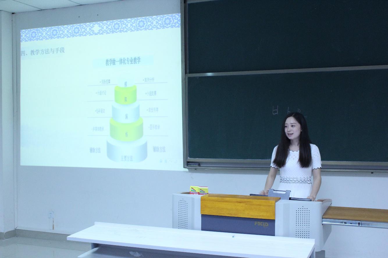 王婧盈老师在进行《企业人力资源管理》说课.jpg 王婧盈老师在进行《企业人力资源管理》说课.jpg