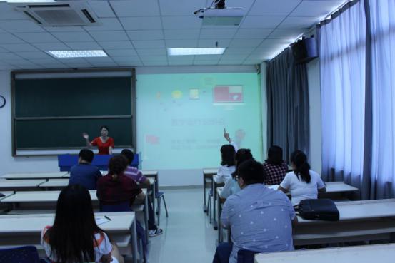 学院教师刘婷向李工程师咨询学生考核问题.jpg 学院教师刘婷向李工程师咨询学生考核问题.jpg
