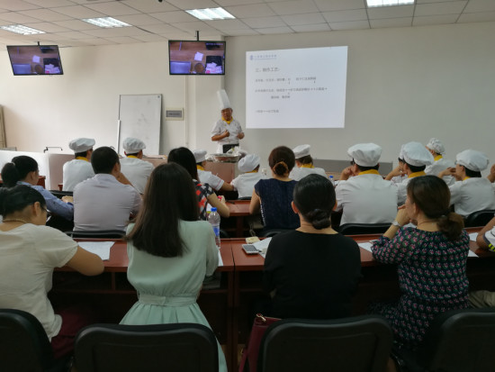 烹饪系副主任董在明老师正在讲课.jpg 烹饪系副主任董在明老师正在讲课.jpg