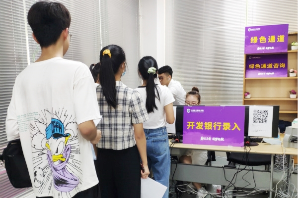 20200930绿色通道”助�?020级新生顺利入学(3)_副本.jpg 20200930绿色通道”助�?020级新生顺利入学(3)_副本.jpg